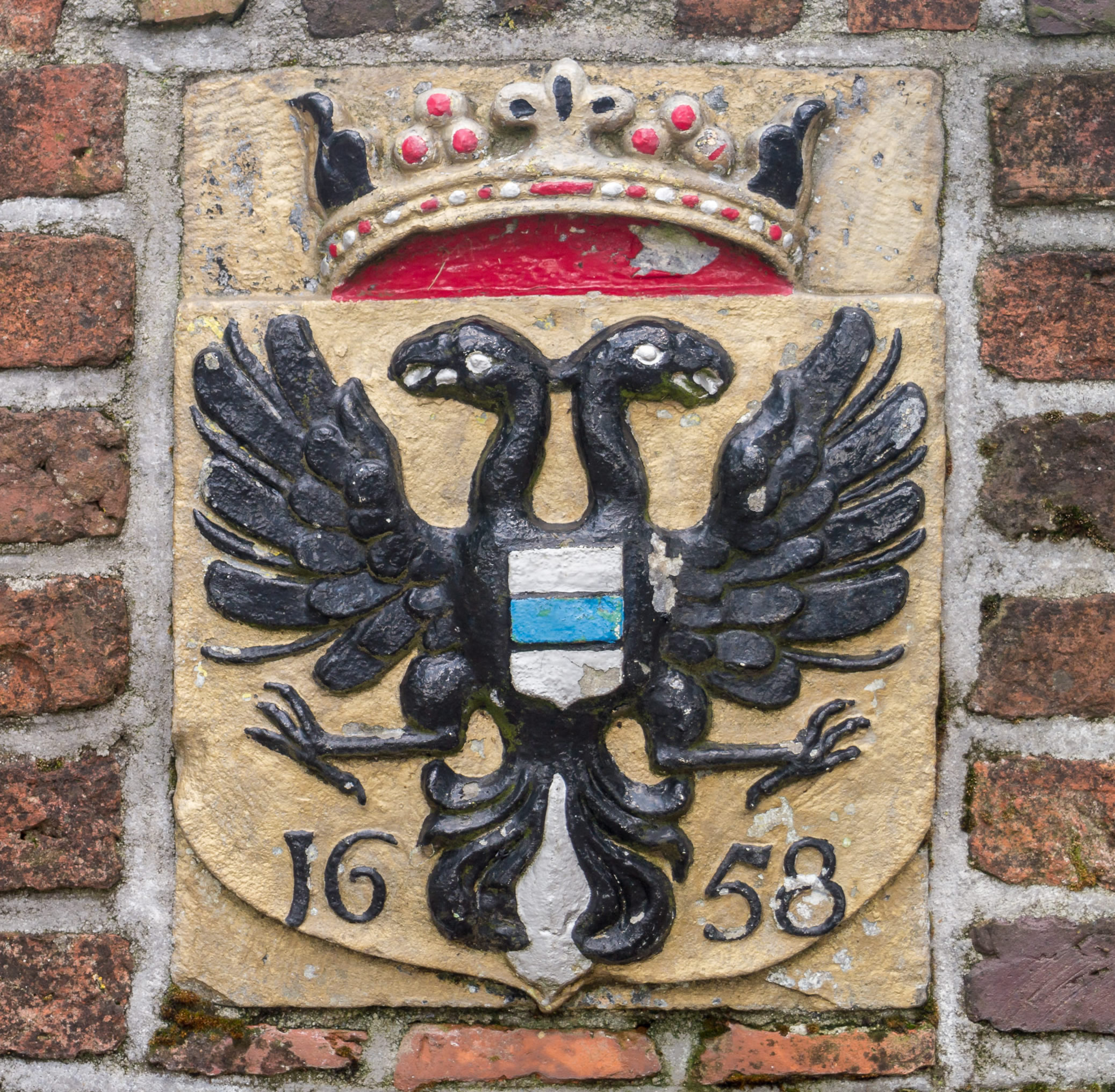 Het wapen in de muur van de Wedderborg uit 1658. Foto: 30 juli 2015. Licentie: Creative Commons Attribution-Share Alike 4.0 International license.